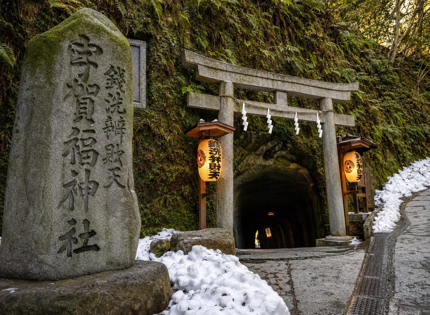 ⑤ Zeniarai Benzaiten Ugafuku Shrine